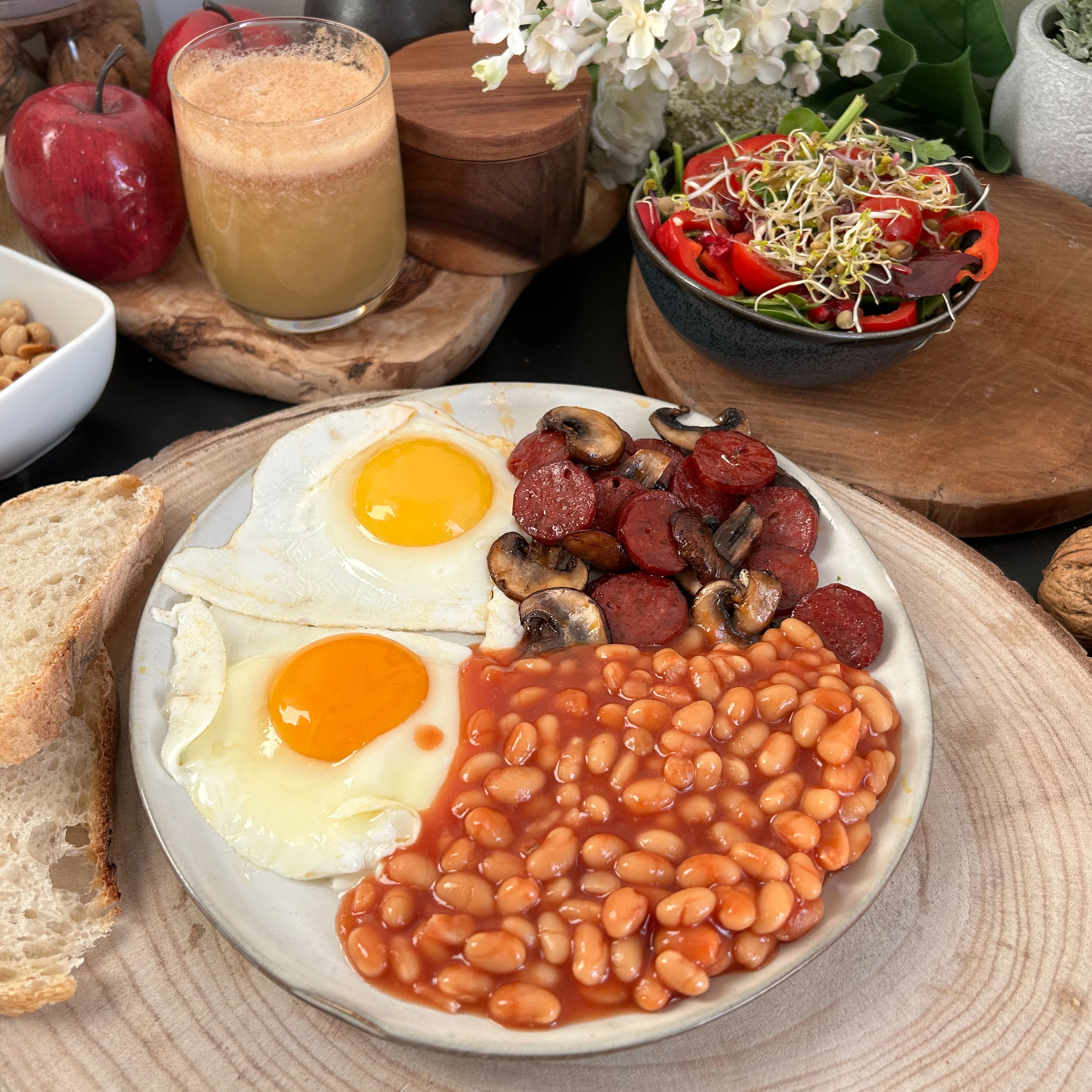 Jajko sadzone z kiełbaską, pieczarkami i fasolką