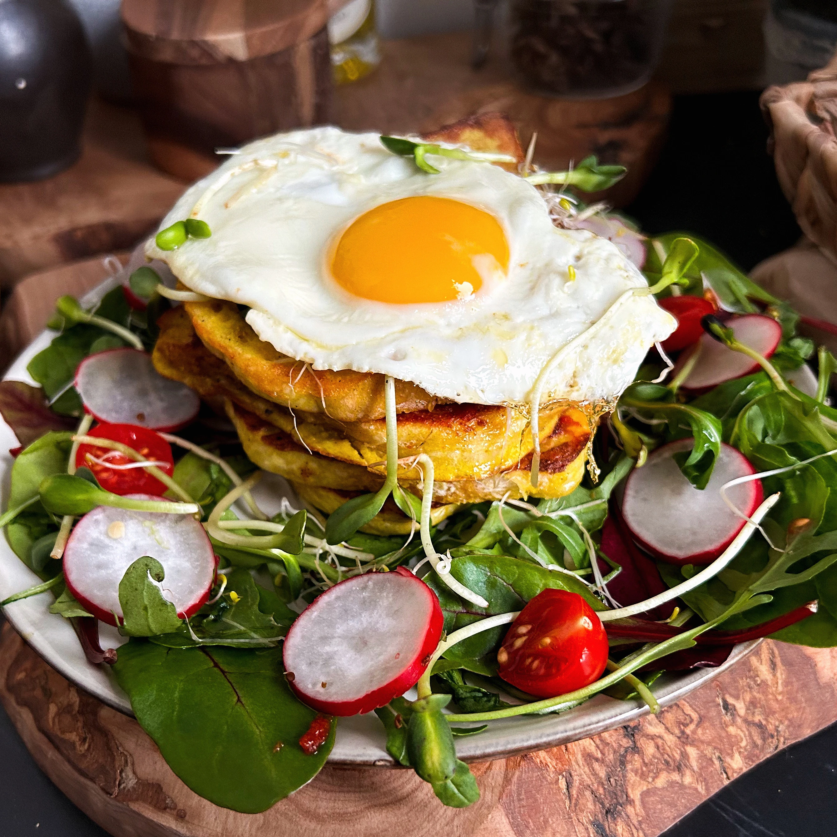 Tosty francuskie z jajkiem sadzonym i sałatką