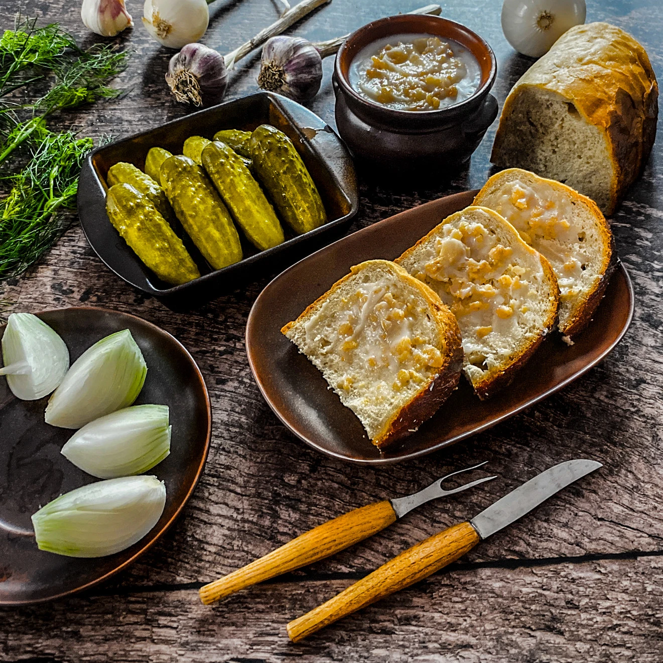 Kanapki ze smalcem i kiszonym ogórkiem